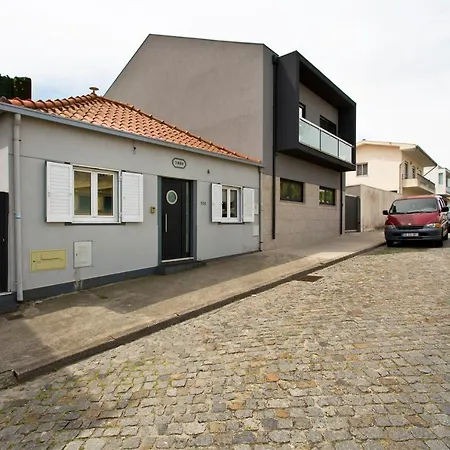 Glamours Beach House - Near Oporto City *